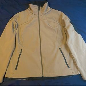 Woman’s Titanium Columbia zip up jacket. Color beige size., XL